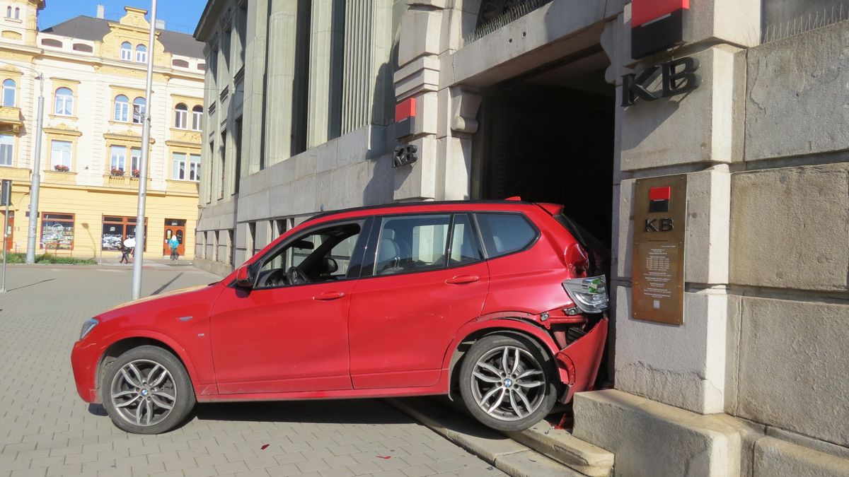 Senior v Ostravě naboural se svým BMW do dveří banky